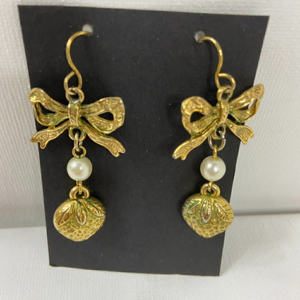 Vintage gold strawberries, bows and pearls dangle earrings - Picture 7 of 7